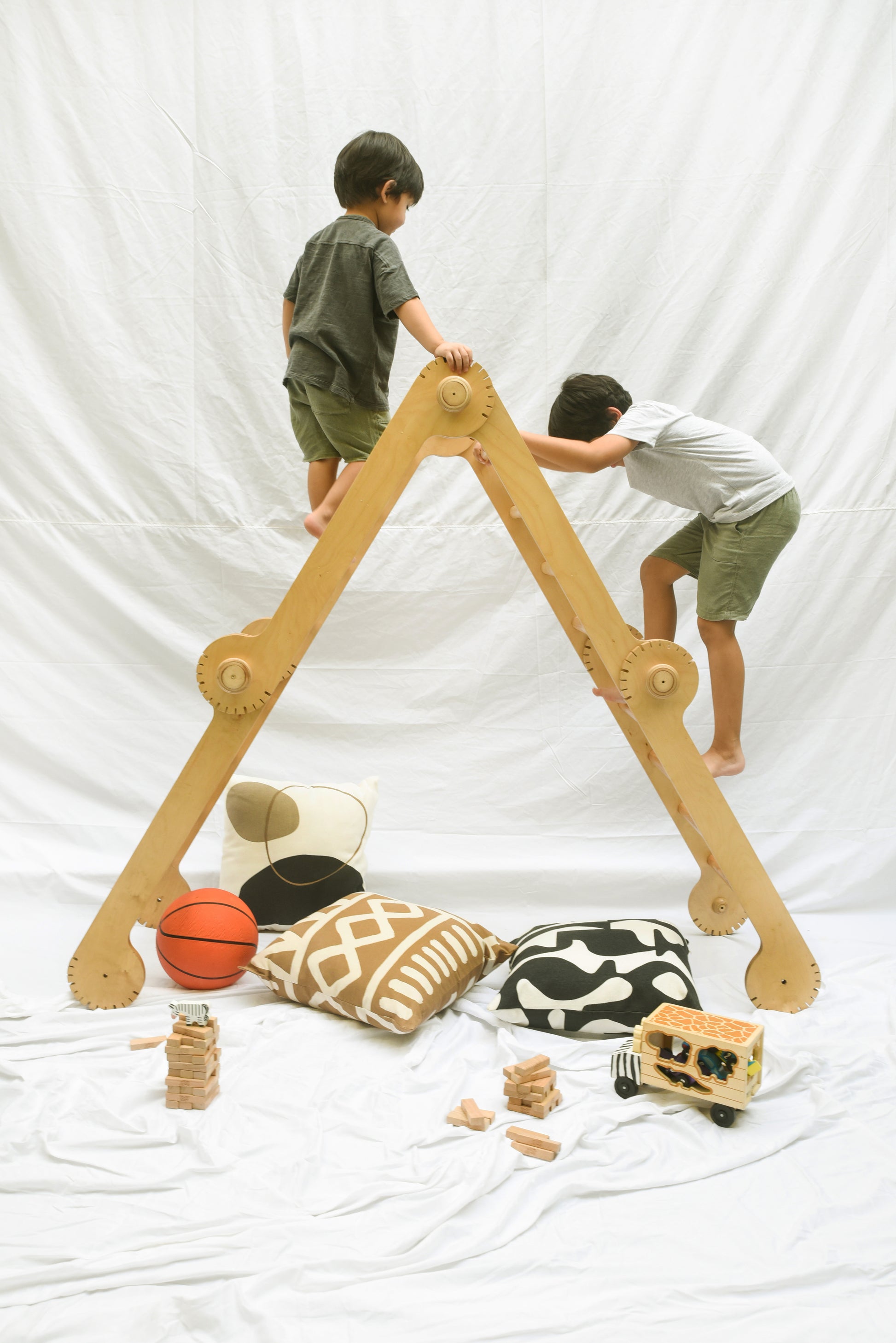 One_view_of_the_Pikler_a_modular_triangular_climbing_frame_for_children.5